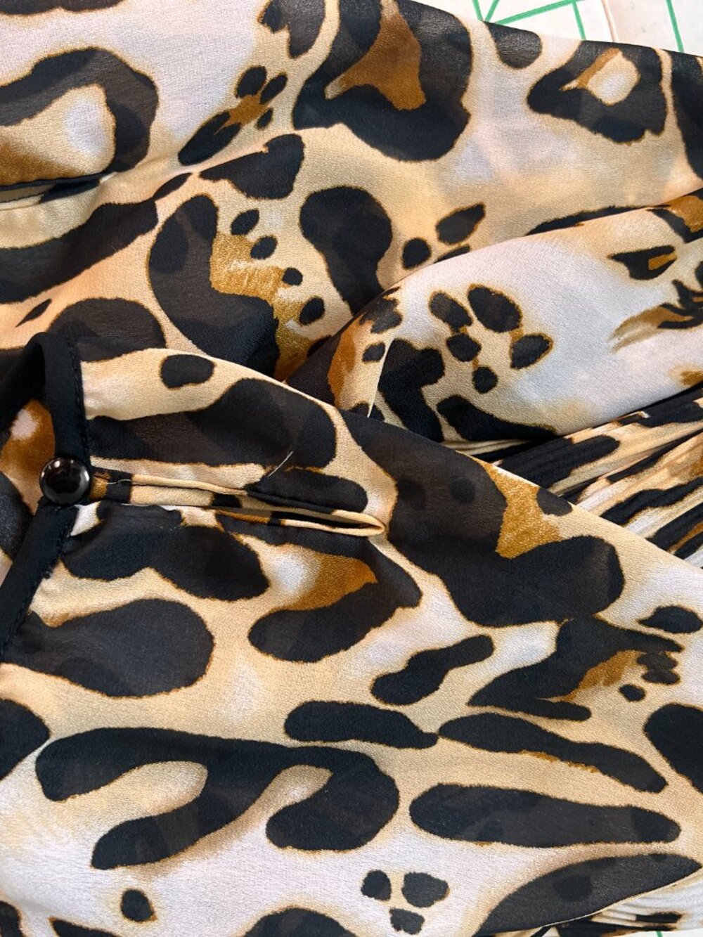 Essentials by Milano Leopard Print Pleated Sheer Blouse Square Neck 3X Plus - Picture 8 of 10